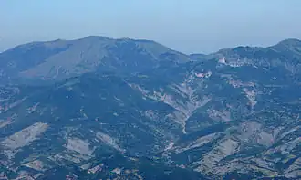 Гора Ликени (слева) и Кафа Штама (в центре справа) вид с горы Дайти