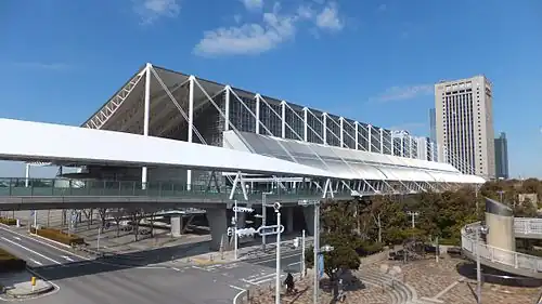 Makuhari Messe (на первом плане)
