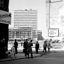 Строительство бизнес-центра Хёторгсити близится к завершению. На заднем плане видна первая завершенная высотка, 1959