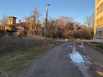 Вид с улицы на дом директора «Балтийской мануфактуры» (памятник культуры 1899 года, сгорел 5 декабря 2019 года)