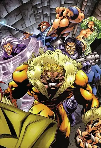 Саблезубый (в центре)