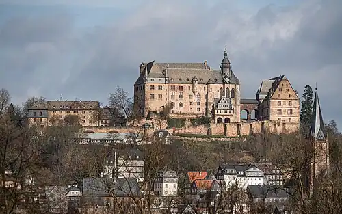 Вид города Марбург и возвышающегося над ним замка