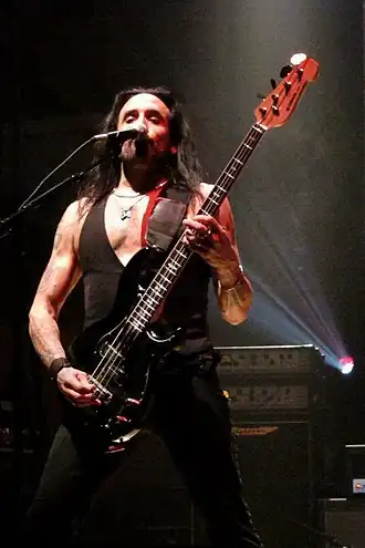 Мендоса выступает с Thin Lizzy в Aberdeen Music Hall, 6 января 2011