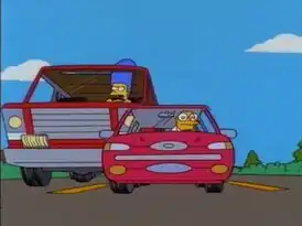 Мардж Симпсон чувствует «дорожный раж» и обгоняет машину Ганса Молмана