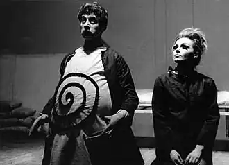 Марилу Марини (справа) в драме Король Убю, Буэнос-Айрес, 1968 год
