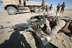 Американский военнослужащий ведёт огонь из M240, установленного на треножном станке. Афганистан, 2008 год