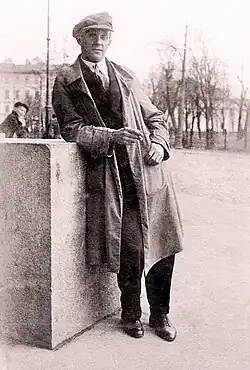 Художник С. Маркин у Колизея, 1930-е