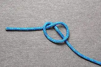 1. Сделать колы́шку и положить её на коренной конец троса.