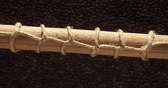 Способ крепления паруса «сезнёвочными штыками», которые завязывают на гике