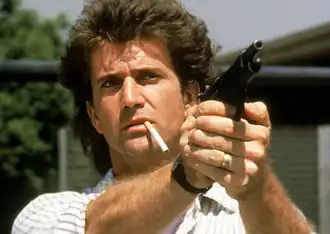 Мартин Риггс, приехав на место происшествия, расправляется со снайпером на школьном дворе, не дожидаясь прибытия SWAT, и так и не подкурив свою сигарету.