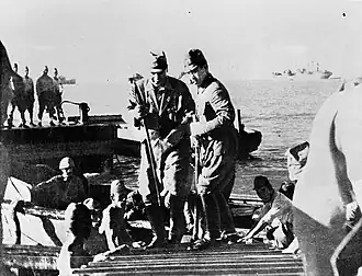 Масахару Хомма на берегу залива Лингаен. Декабрь 1941