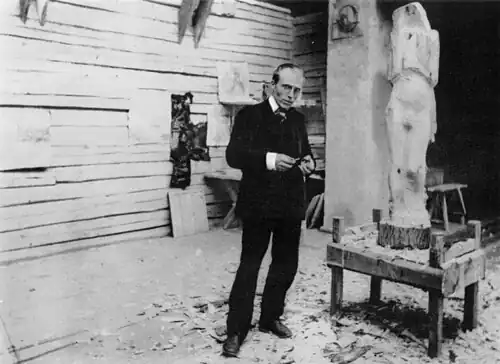 Александр Матвеев в Кикерино за работой над гипсовым этюдом к «Надгробию В. Э. Борисову-Мусатову». 1910 год