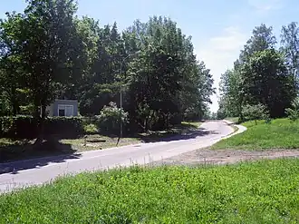 Начало улицы. Слева — кладбище Матиса