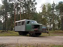 Дрезина ПМД-3 с рабочими следует на торфополя