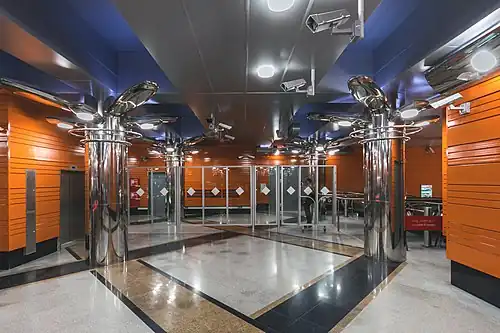 Вестибюль станции. Слева виден пассажирский лифт