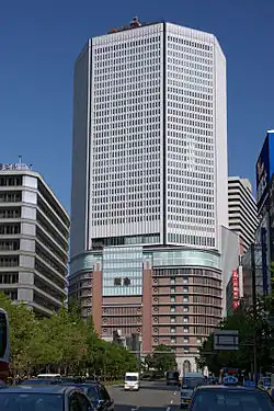 Небоскрёб Umeda Hankyu Building[яп.] — здание железнодорожной станции Осака-Умэда[яп.].