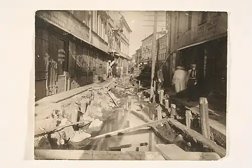 Немигская улица. Снят деревянный настил, чтобы взять реку в бетонный коллектор. 1924 г.