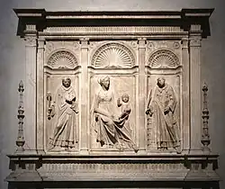 Мино да Фьезоле. Мадонна с Младенцем, Святым Лаврентием и Святым Леонардо. Доссаль. Мрамор