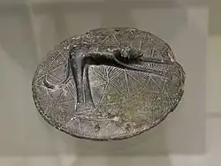 Крышка пиксиды с изображением собаки с острова Мохлос. Ок. 2400 г. до н. э. Археологический музей Ираклиона