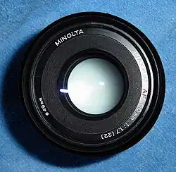 Тот же самый объектив с широко открытой диафрагмой