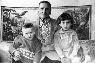 Савелий Миронюк с внуками. 1980 год.