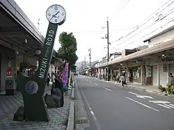 На обочине улицы Сигэру Мидзуки установлены скульптурные изображения персонажей из его манги