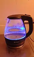 Чайник с дисковым нагревательным элементом, стеклянной колбой и светодиодной подсветкой с выключателем наверху ручки