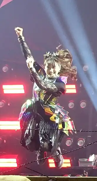 Момоко Окадзаки выступает в составе Babymetal в концертном зале Зенит в Париже, апрель 2023 года.