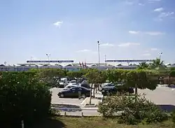 Парковка перед главным задним аэропорта