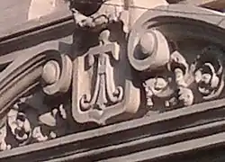 Вензель Ашурбековых на фасаде их особняка в Баку