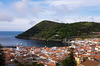 Вид со стороны Ангра-ду-Эроишму