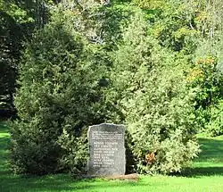Памятник павшим в ВОВ в парке мызы Янеда (ликвидирован)