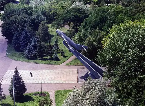 Памятник воинам 9-й авиационной дивизии (истребитель МиГ-17)