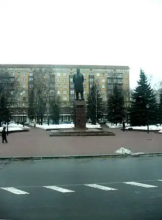 Памятник Калинину, установленный на площади