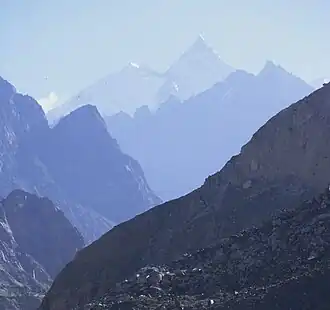 Каракорум на рассвете, вдали слева Лупгхар-Шар, справа Момхиль-Шар (наиболее высокая)