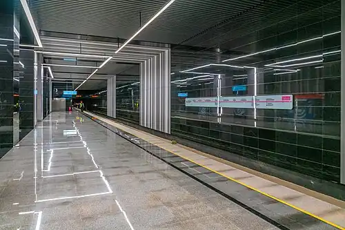 Платформа и стена станции