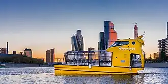 Московский прогулочный катер «Подсолнух» в ожидании загрузки. Причал Украина, наб. Тараса Шевченко, Москва. 2019