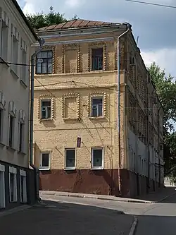 Угол Андроньевского проезда и Хлебникова переулка (слева).