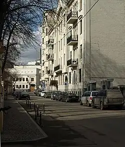 Вид на дом № 6 от патриаршей резиденции (№ 5). На дальнем плане — белое здание посольства Мексики