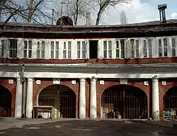 Бывшие конюшни во дворе