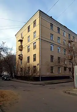 Угол Среднего Кондратьевского (справа) и Малого Тишинского переулков