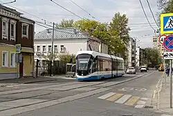 Новокузнецкая улица, трамвай у дома 26