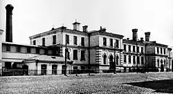 Фабрика-прачечная, построенная в 1900-х гг. и снесенная в 1990-х гг., занимала всю восточную сторону улицы.