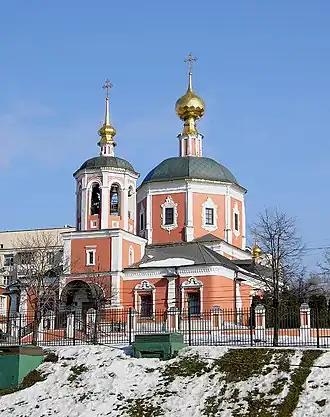 2-й Троицкий переулок, 8/10. Храм Троицы Живоначальной в Троицкой слободе, вид со стороны Олимпийского проспекта.