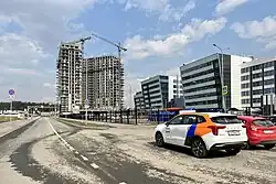 Вид улицы на 2023 год (справа виден Физтехпарк)