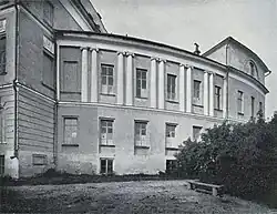 Задний фасад флигеля крупным планом