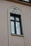 Над одним из окон сохранилась лепная ваза
