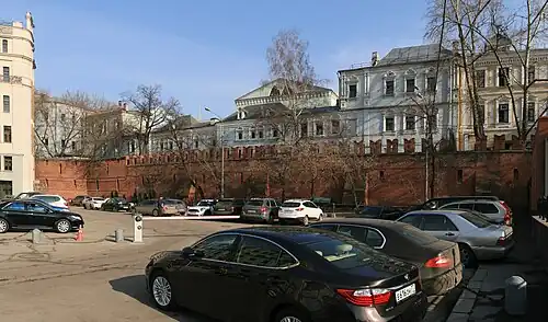 Китайгородская стена перед зданием Синодальной типографии. Вид с Театральной площади, 2014 год