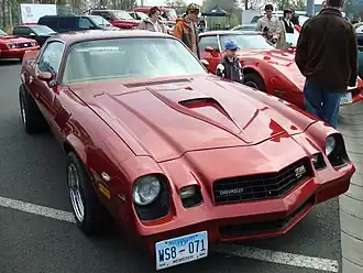 1978 Camaro Z28 с декоративной накладкой на капоте