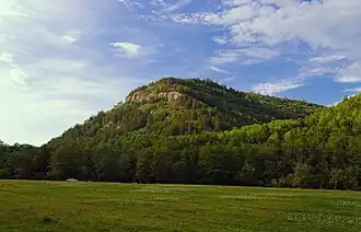 у подножия горы